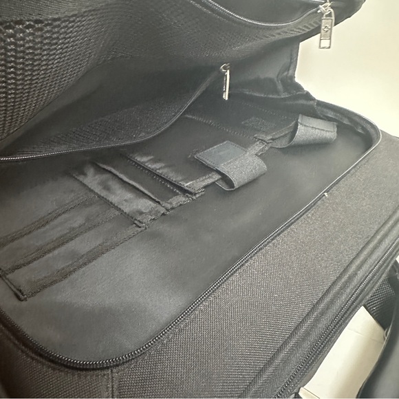 Samsonite Model 605 Thin Laptop  15 Inch Messenger Bag - Picture 4 of 5